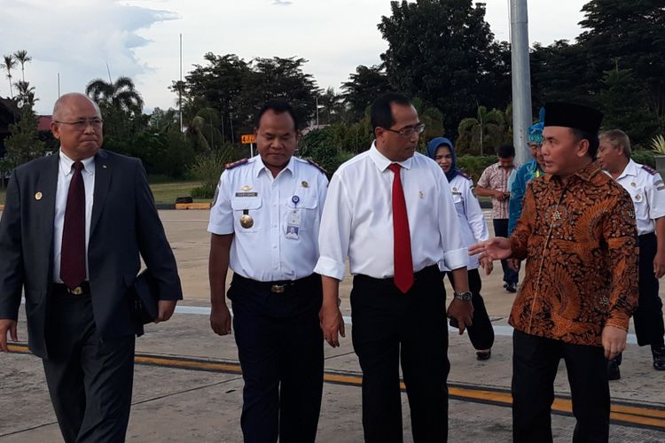 Menteri Perhubungan (Menhub) Budi Karya Sumadi bersama Gubernur Kalimantan Tengah Sugianto Sabran di Bandara Tjilik Riwut, Palangkaraya, Kalimantan Tengah, Kamis (22/2/2018).