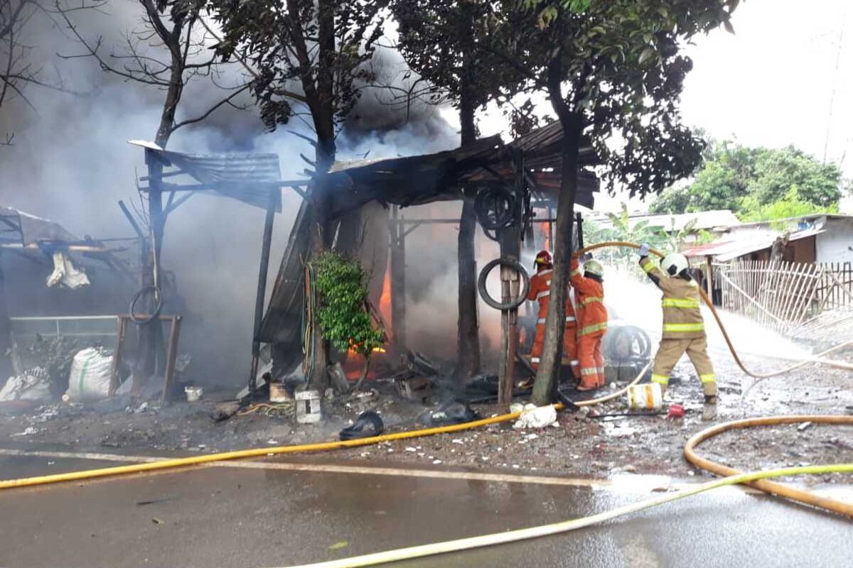 Lima bangunan semi permanen berupa lapak dan rumah di Komplek PIK, Kelurahan Penggilingan, Cakung, Jakarta Timur, hangus terbakar, Kamis (16/4/2020).