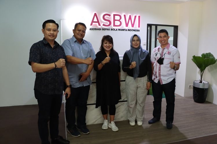 Pengurus Asosiasi Sepak Bola Wanita Indonesia (ASBWI).