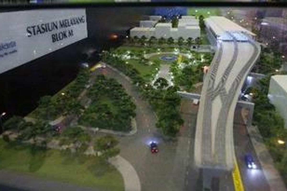 Pengunjung mengamati maket dari Mass Rapid Transit (MRT) di arena Pekan Raya Jakarta (PRJ) di Jakarta, Senin (14/6/2010).