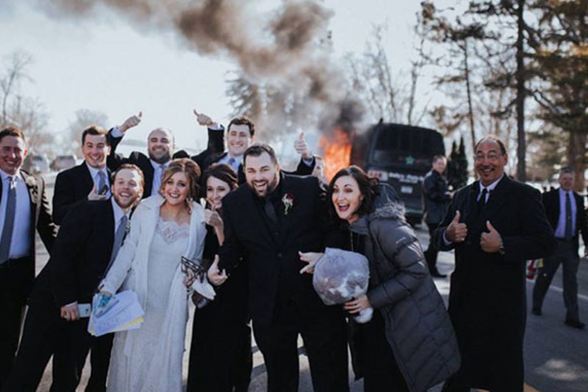Bus yang terbakar tersebut dijadikan latar foto pernikahan mereka.