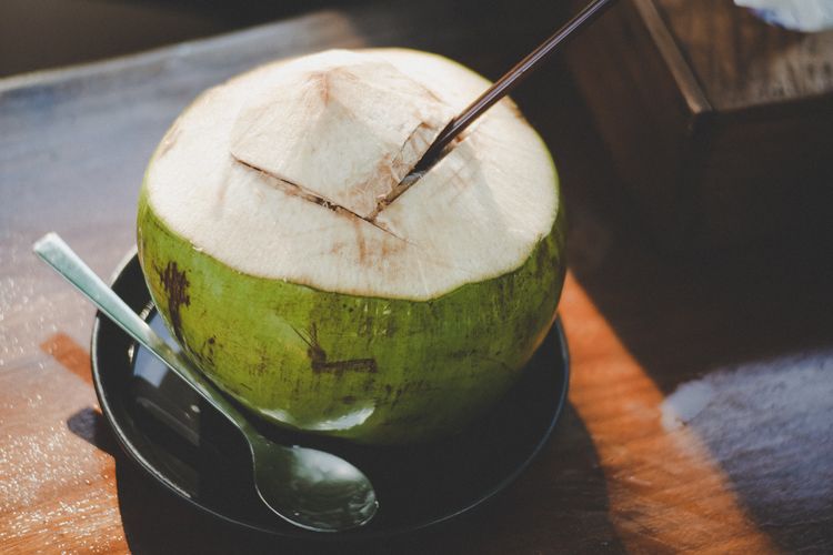 Ilustrasi buah kelapa muda untuk diminum airnya. 