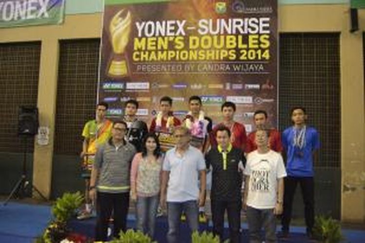 Iwan Fals dan Rafika Duri bersama candra Wijaya dan para pemenang Yonex-Sunrise Men's Doubles Championships, Sabtu (04/0
10/2014).