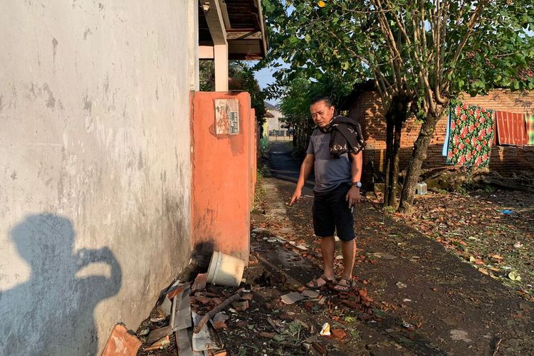 Kepolisian menggelar olah TKP bubuk petasan meledak di Desa Kedungmalang, Kecamatan Kedung, Kabupaten Jepara, Jawa Tengah, Senin (10/4/2023).