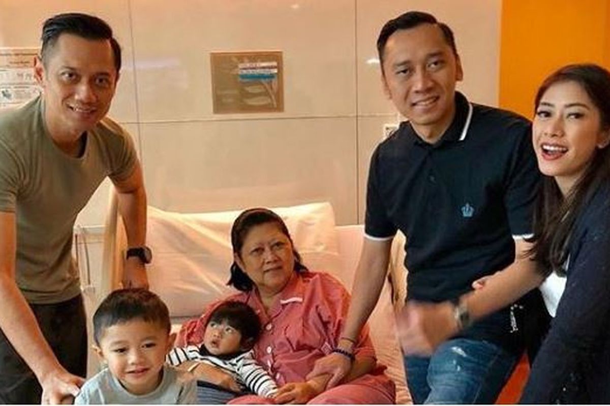 Ani Yudhoyono terbaring di kasur perawatan dan berfoto bersama anak dan cucunya.