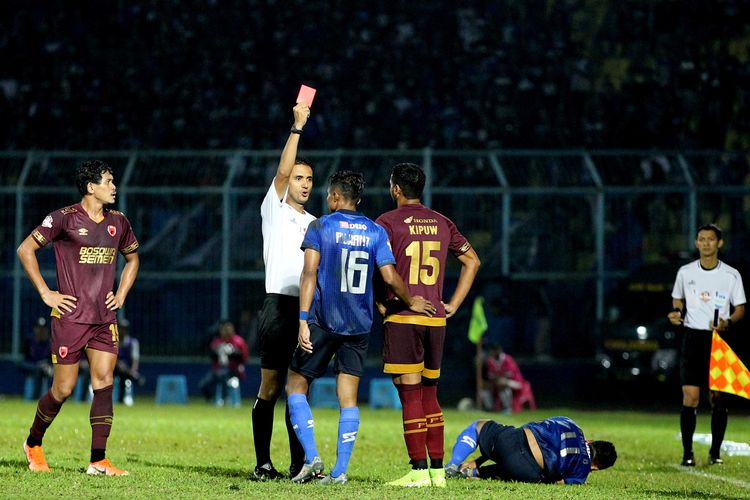 Wasit  Thoriq Alkatiri memberikan kartu merah kepada pemain PSM Makassar Hasyim Kipuw setelah melanggar pemain Arema FC pada Pekan 22 yang berakhir dengan skor 2-2 di Stadion Kanjuruhan Kabupen Malang, Jawa Timur, Rabu (02/10/2019) malam.