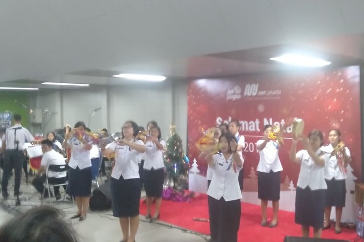 Penampilan Salvation Army Brass Band dan Tamborin di stasiun MRT Blok M Jakarta Selatan, Kamis (19/12/2019)