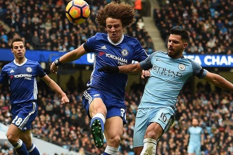 Penyerang Manchester City, Sergio Aguero (kanan), berduel dengan bek Chelsea, David Luiz, dalam partai Premier League di Stadion Etihad, Sabtu (4/12/2016).