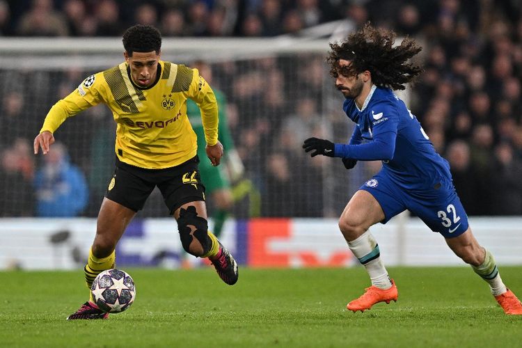 Bek Chelsea, Marc Cucurella, terpilih menjadi Man of the Match alias pemain terbaik laga leg kedua babak 16 besar Liga Champions kontra Borussia Dortmund pada Rabu (8/3/2023) dini hari WIB. Di foto ini, ia terlihat hendak berduel dengan Jude Bellingham.