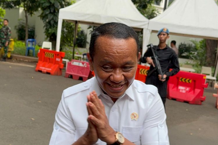 Menteri ESDM Bahlil Lahadalia saat ditemui di rumah pribadi Presiden Prabowo Subianto, Jalan Kertanegara, Jakarta Selatan, Minggu (19/10/2025). 