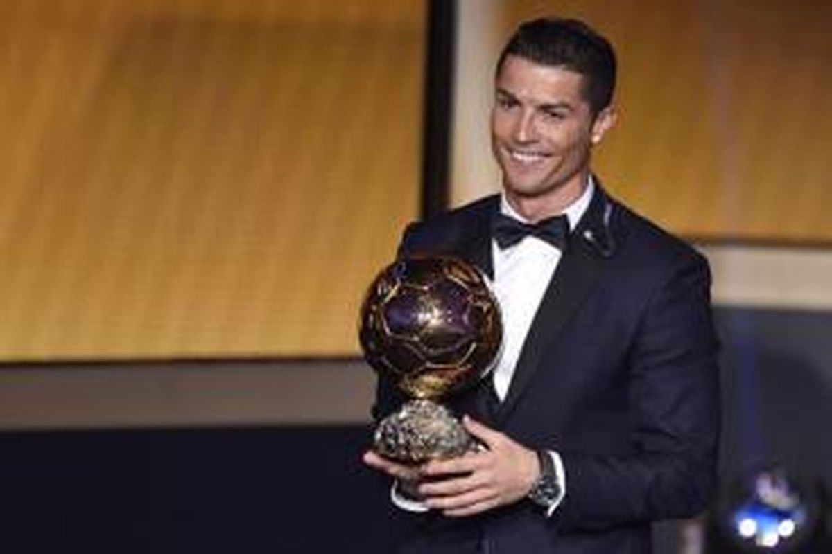 Pemain Real Madrid, Cristiano Ronaldo, meraih penghargaan FIFA Ballon d'Or 2014 yang berlangsung di Zurich, Swiss, Senin (12/1/2015).