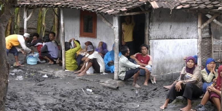 Sejumlah pasien pengobatan tradisional di Dusun Kedungsari, Desa Balongsari, Kecamatan Megaluh, Kabupaten Jombang, Jawa Timur, Minggu (1/2/2009), menunggu giliran untuk berobat pada tabib cilik, M Ponari (9). Dalam tiga pekan terakhir ini ribuan orang dari sejumlah daerah, bahkan negara tetangga, datang ke sini, berharap Ponari mampu menyembuhkan penyakit mereka.