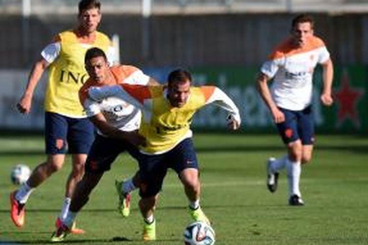 Gelandang Hamburg, Rafael van der Vaart (depan), mengikuti sesi latihan tim nasional Belanda, di Lagos, Portugal, 21 Mei 2014. 