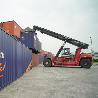 Angkutan kontainer yang dilayani oleh KAI Logistik.