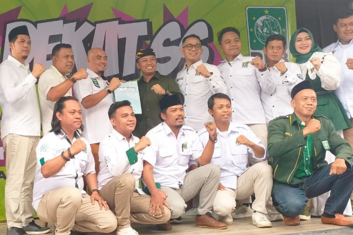 Ketua DPC PKB Kota Depok M. Faidzin bersama bakal calon wali kota Depok Supian Suri di Kedai Lekker, Pancoran Mas, Kota Depok, Minggu (16/6/2024).