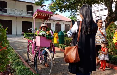 Berfoto Ala Noni Belanda di Taman Srigunting Kota Lama Semarang, Mau?