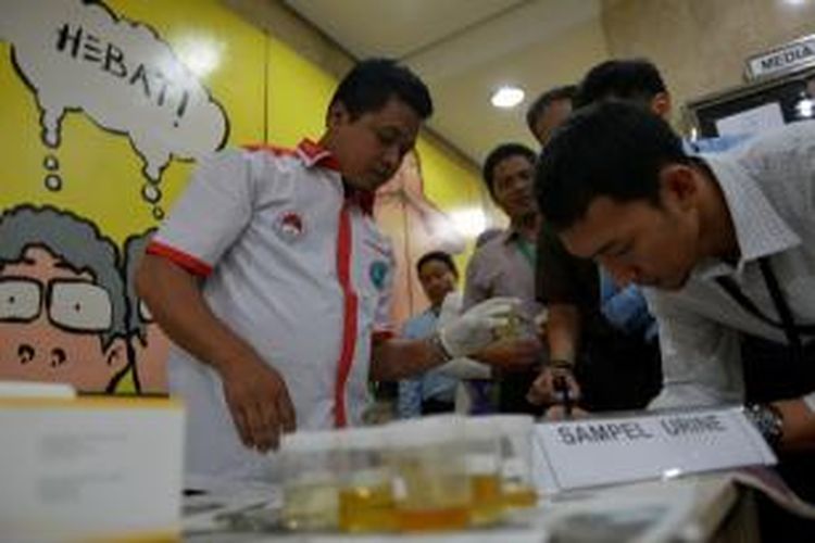 Pegawai Komisi Pemberantasan Korupsi (KPK) antre menyerahkan urine kepada petugas Badan Narkotika Nasional di Kantor KPK, Jakarta, senin (11/8/2014). Tes urine untuk pegawai dan pimpinan KPK ini rutin digelar untuk menjaga dan mencegah penyalahgunaan narkoba di dalam lingkungan KPK.