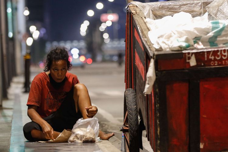 Yunita, tukang rongsokan, tengah istirahat di kawasan Jalan MH Thamrin, Jakarta, Senin (22/4/2020). Di tengah pandemi Covid-19 dalam situasi yang sangat berat, pemerintah mengumumkan akan terjadi peningkatan jumlah angka kemiskinan hingga 3,78 juta orang.