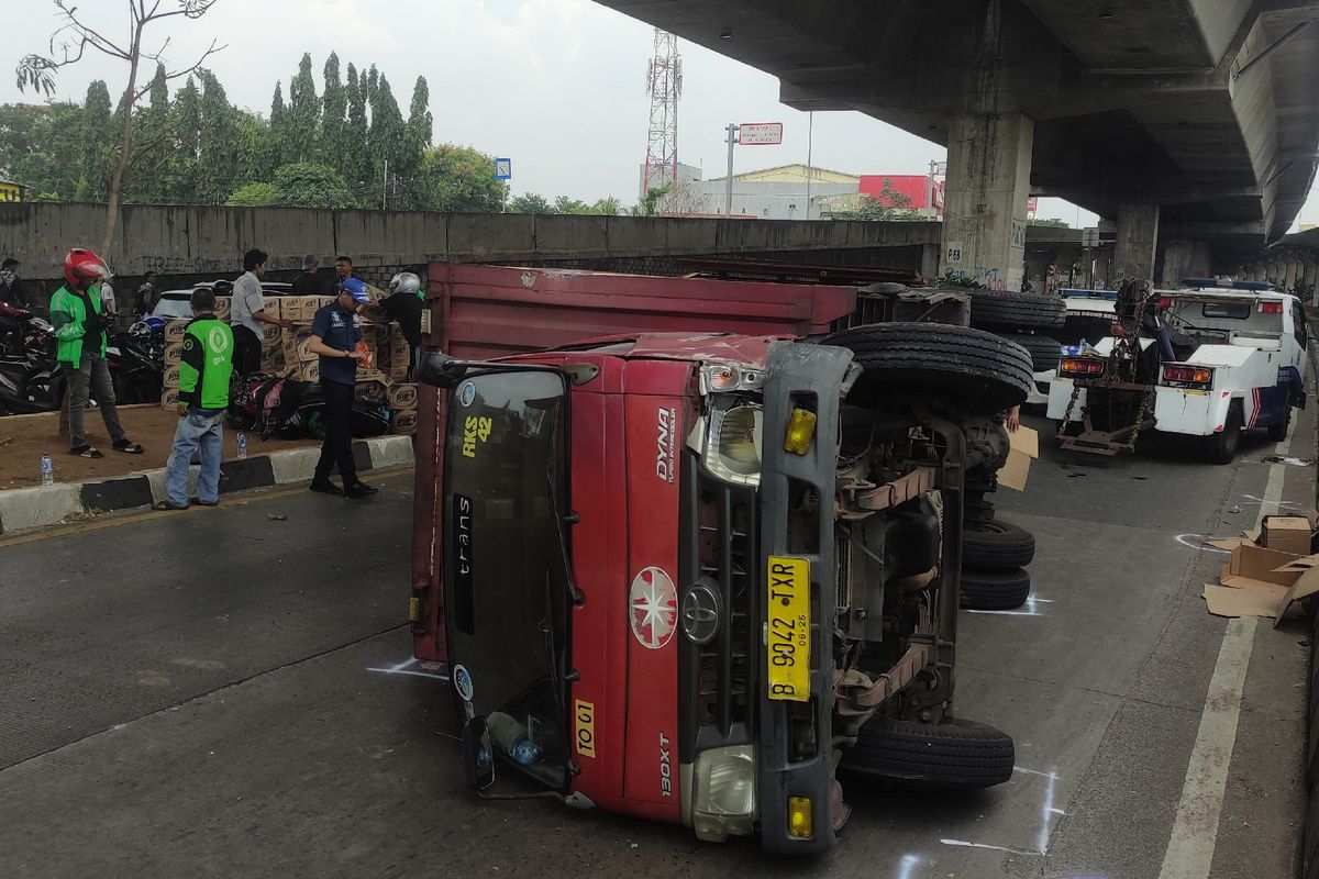 Sebuah truk bermuatan air minum kemasan terguling di Jalan Raya Sholeh Iskandar, Kota Bogor, Jawa Barat, Jumat (20/10/2023).