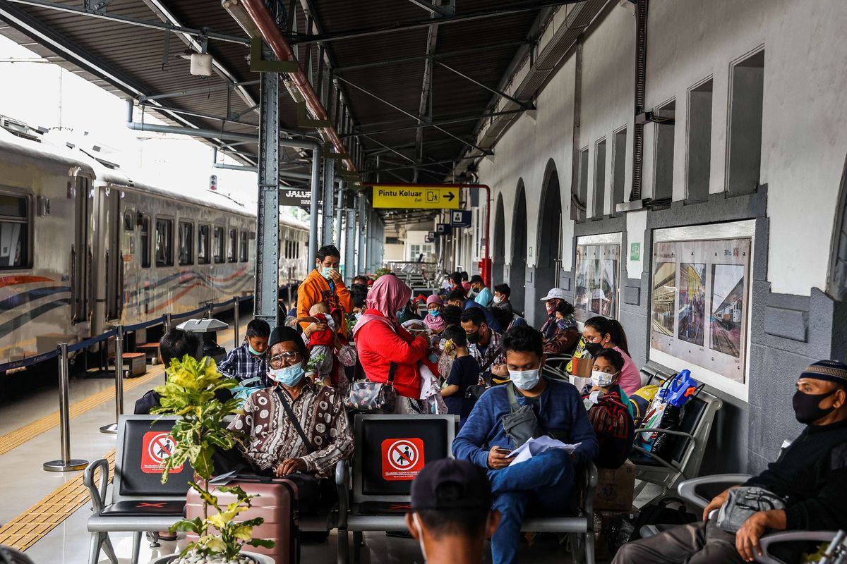 Calon penumpang menunggu jadwal keberangkatan kereta api di Stasiun Pasar Senen, Jakarta Pusat, Senin (3/5/2021). Per 1 Mei 2021, tercatat sudah ada lebih dari 6.000 calon penumpang yang akan diberangkatkan dengan keberangkatan didominasi oleh penumpang ke arah Jawa Tengah dan Jawa Timur khususnya Malang dan Surabaya.