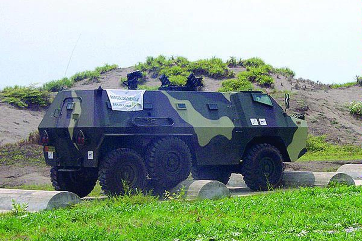 Uji coba suspensi independen panser beroda enam karya BPPT dan PT Pindad.