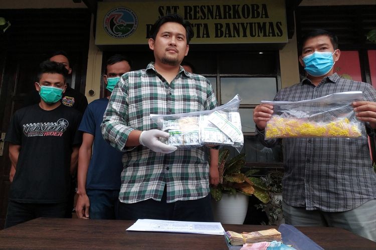 Ungkap kasus penjual pil koplo berkedok warung di Satuan Reserse Narkoba Polresta Banyumas, Jawa Tengah, Selasa (23/8/2022).