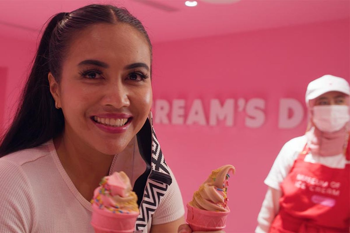 Denada mencoba berbagai varian es krim di MOIC Singapura.
