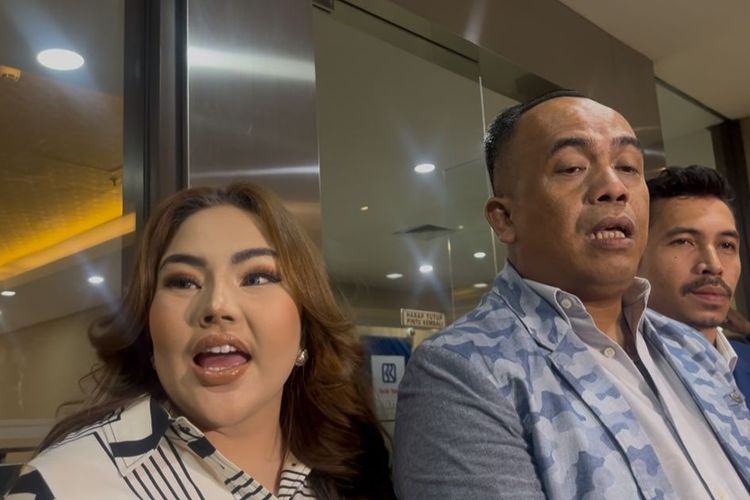 Lisa Mariana dan kuasa hukumnya, Jhon Boy dan Bertua Dian Hutapea di Bareskrim Polri, Jumat (24/10/2025).