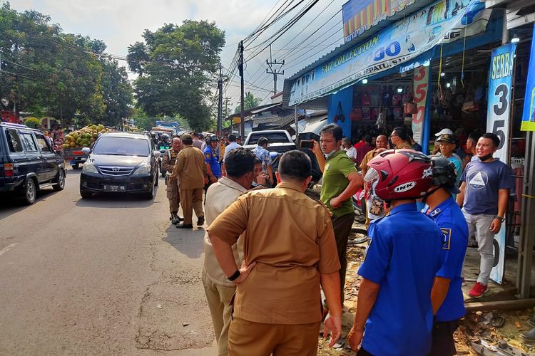 Lokasi kejadian tabrakan yang disebabkan mobil ditumpangi Bupati Kuningan Acep Purnama di Kabupaten Kuningan, Jawa Barat, Senin (3/4/2023).