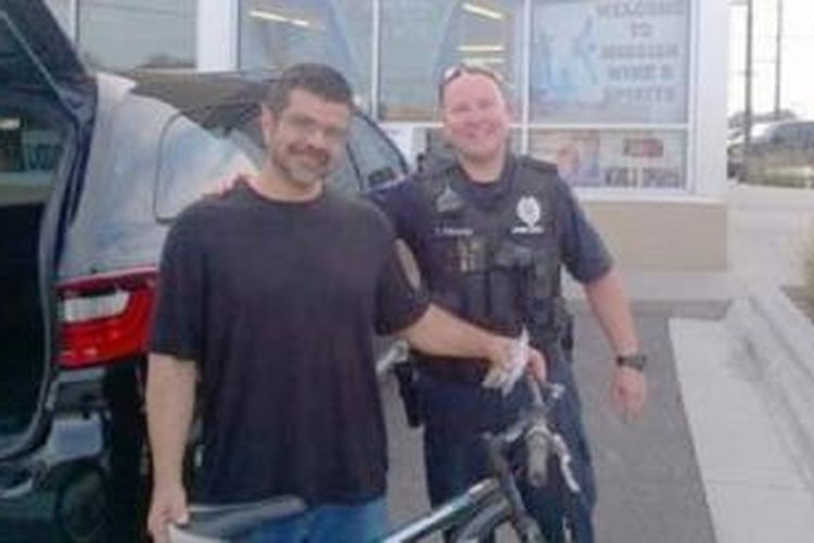 Samuel Meixueiro (kiri) dan petugas kepolisian dari Depratemen Kepolisian Taman Roeland, Kanzas City, Zach Stamper.