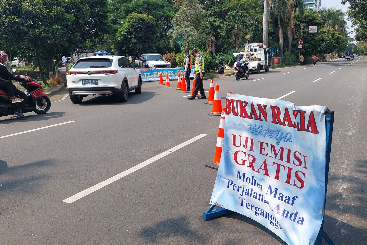 Suku Dinas Lingkungan Hidup Jakarta Barat, menggelar layanan uji emisi kendaraan gratis di kawasan CNI Kembangan, pada Selasa (5/7/2022). 