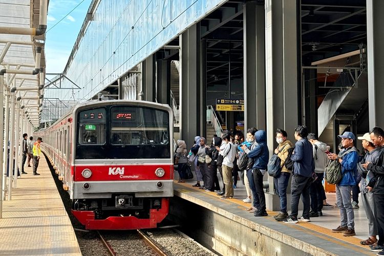Penumpang KRL Menurun 27 Persen Saat Hari Pertama WFH ASN