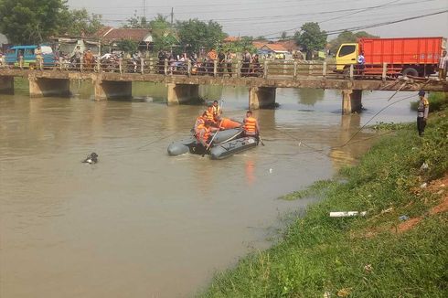 Mobil Pengangkut 6 Koper Penuh Uang Tercebur ke Irigasi di Karawang, Tenggelam dan Tak Kunjung Bisa Diangkat