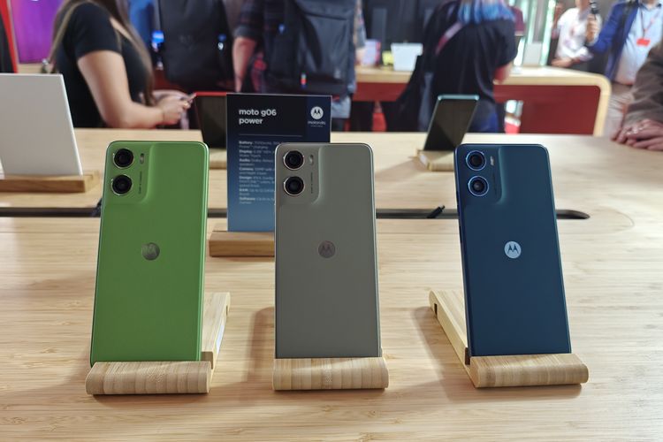 Moto G06 Power hadir dalam tiga opsi warna, yaitu hijau, abu dan biru.