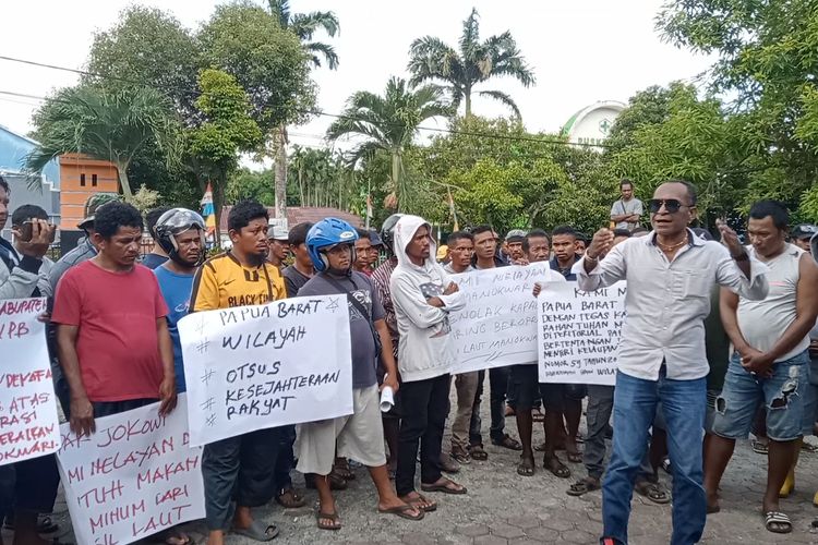 Aksi demo nelayan Manokwari di kantor dinas perhubungan perikanan dan kelautan Manokwari 