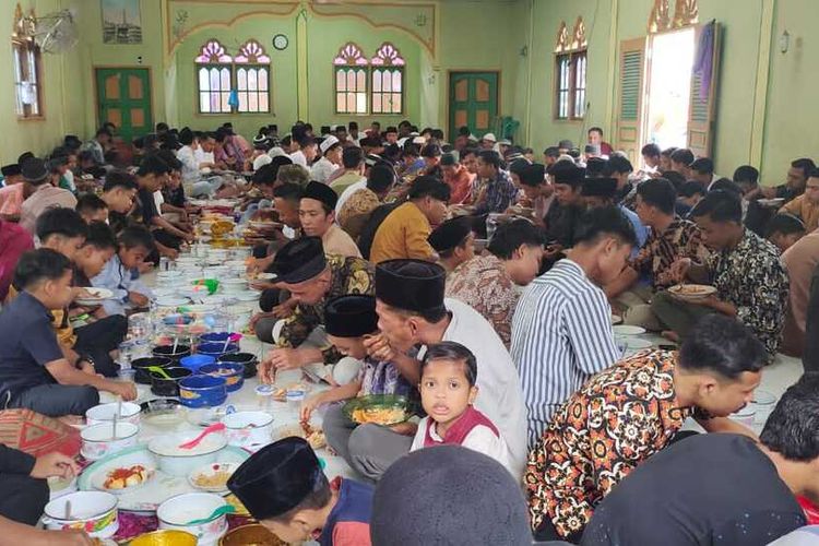 Warga menikmati Makan Bajambau, acara menyambut bulan suci ramadan di Desa Koto Perambahan, Kecamatan Kampa, Kabupaten Kampar, Riau, Jumat (25/3/2022).
