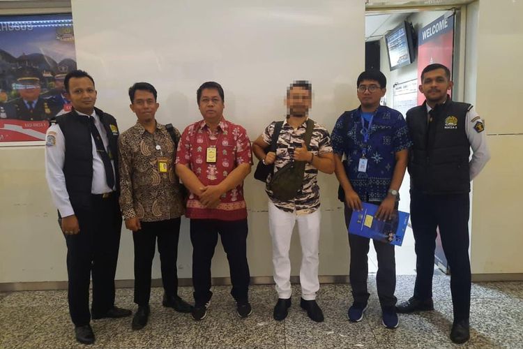 MR (31), pria berkewarganegaraan Kanada mengacungkan jempol saat hendak dideportasi melalui Bandara Ngurah Rai, Badung, Bali, pada Selasa (13/6/2023).