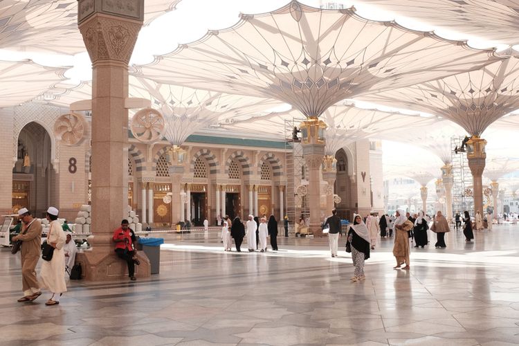 Ilustrasi suasana di Madinah. Jemaah haji yang tengah menjalankan ibadah di sekitar Madinah dimintai mewaspadai beberapa masalah kesehatan akibat cuaca panas. Pada musim haji tahun ini, suhu di Madinah bisa mencapai 40 derajat Celsius lebih. 