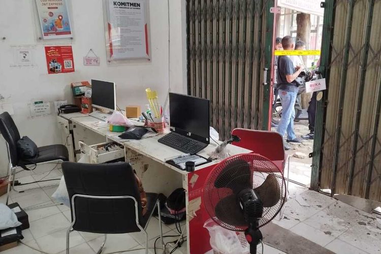 Garis polisi terpasang di pintu depan kantor ekspedisi J&T DP Sentolo di Kilometer 18 Sentolo pada Pedukuhan Siwalan, Kalurahan Sentolo, Kapanewon Sentolo, Kabupaten Kulon Progo, Daerah Istimewa Yogyakarta.