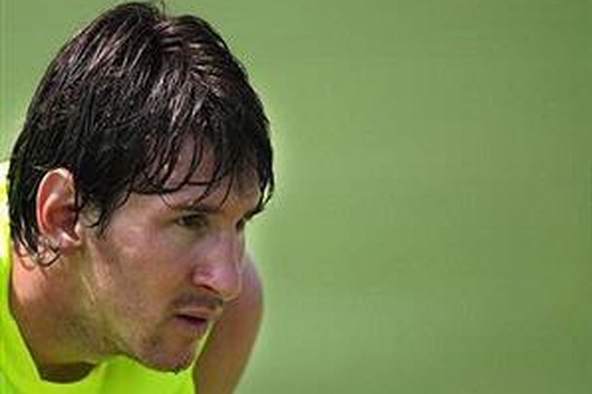 Penyerang Barcelona, Lionel Messi, kemungkinan akan diturunkan saat Barca melawan Real Madrid maupun Inter Milan.