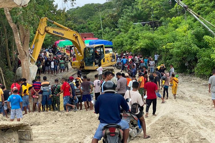 Mobil dump truk terguling di jalan Trans Timor yang tertutup longsor di Kelurahan Takari, Kecamatan Takari, Kabupaten Kupang, Nusa Tenggara Timur (NTT)