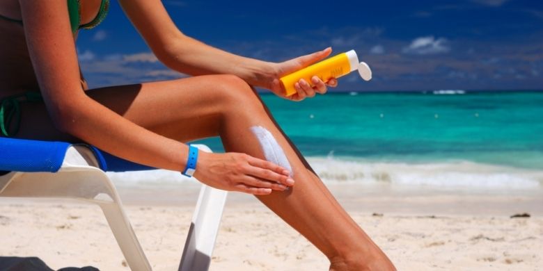 Sunblock memiliki kandungan zinc atau zat besi yang memberi perlindungan pada kulit untuk mengantisipasi paparan sinar matahari.