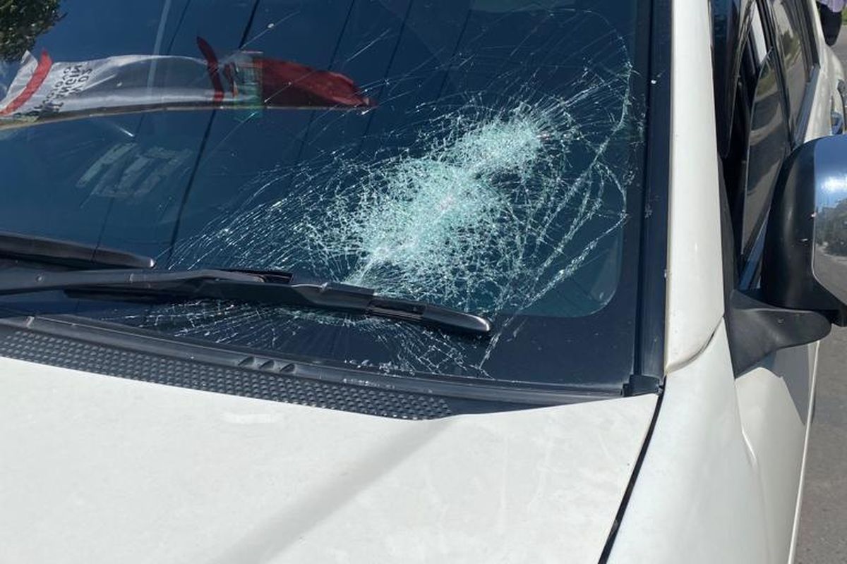 Mobil yang ditumpangi Edho Priambodho mengalami kerusakan pada kacanya akibat teror lempar batu di Kabupaten Kediri, Jawa Timur.