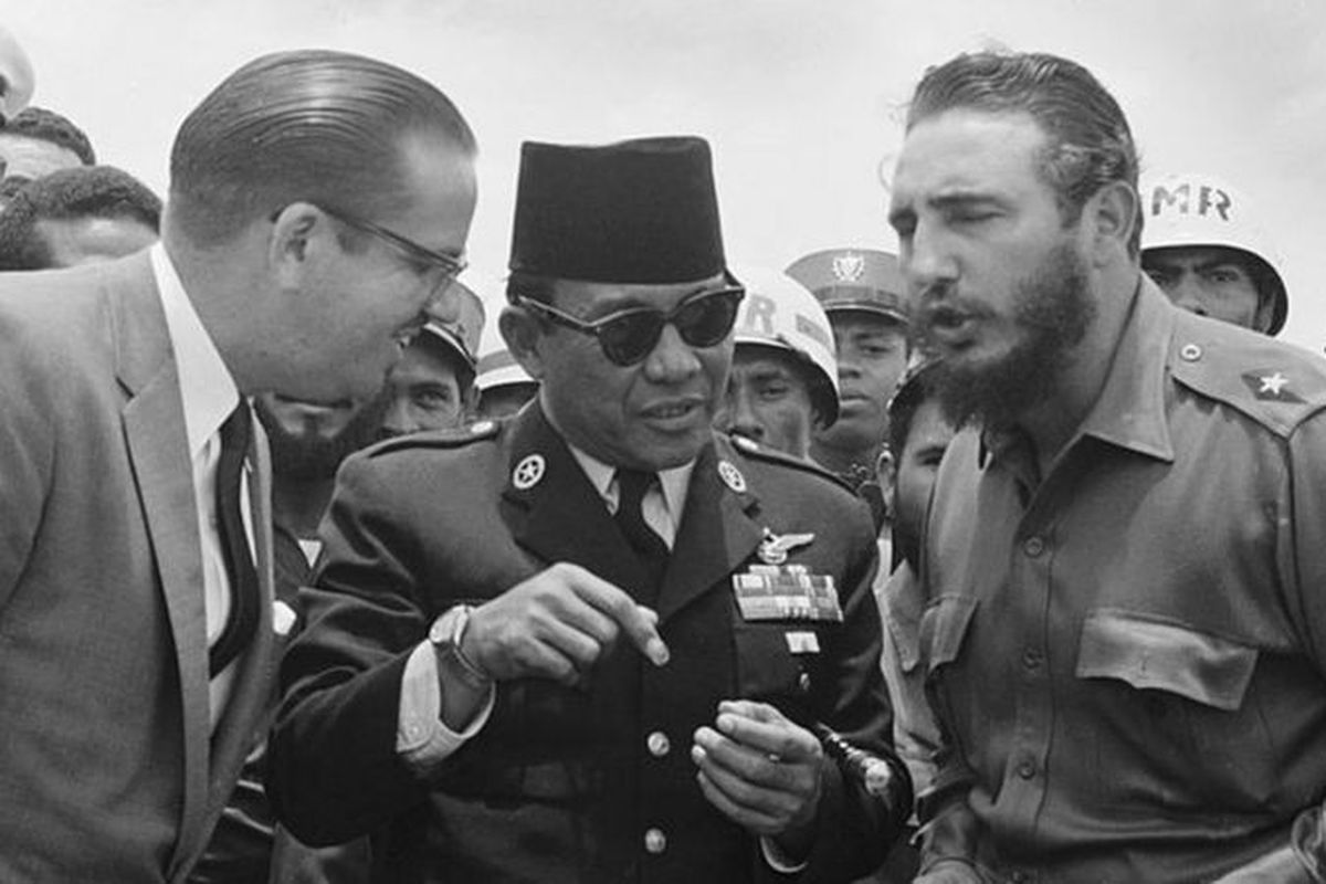 Presiden pertama Indonesia, Sukarno (tengah), berbincang dengan Presiden Kuba Osvaldo Dorticos (kiri) dan Perdana Menteri Kuba Fidel Castro (kanan) dalam kunjungan kenegaraan ke Kuba pada 1960. Fidel Castro dan adiknya, Raul, belakangan memimpin Kuba selama enam dekade.