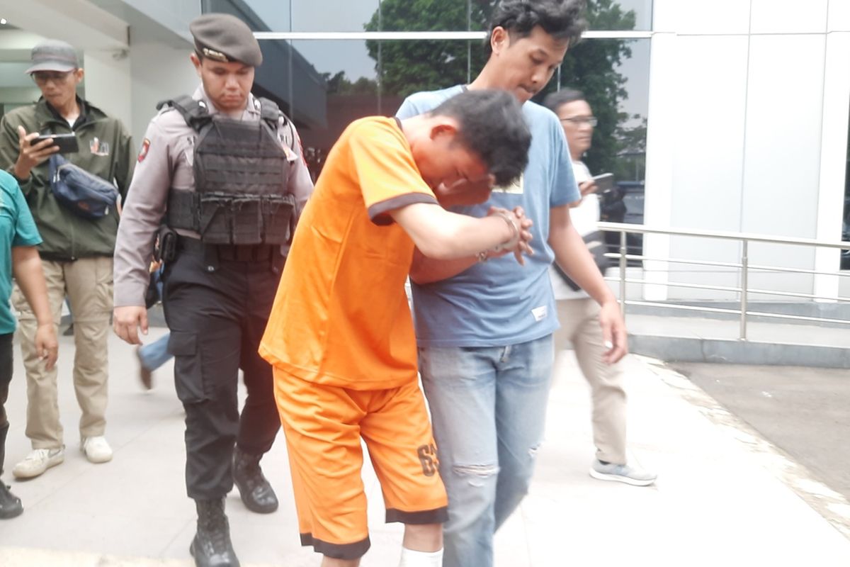 Polisi menangkap RK (25), pembunuh pengemudi ojek online berinisial RS (50) yang jasadnya ditemukan di pinggir Jalan Swadaya, Cibeber, Kecamatan Leuwiliang, Kabupaten Bogor, Jawa Barat.