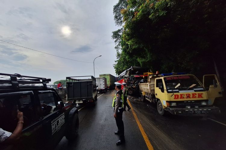 Foto: Kondisi bus saat hendak diderek untuk dievakuasi setelah peristiwa tebrakan di Jalan Pantura Situbondo pada Kamis (7/3/2024).
