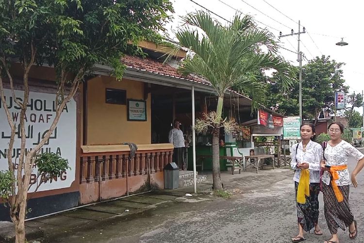 Setiyani dan Anggraini Sukowati, dua pemeluk agama Hindu asal Dusun Ngepeh, Desa Rejoagung, Kecamatan Ngoro, Kabupaten Jombang, Jawa Timur. Keduanya kembali ke rumah setelah mengikuti ibadah di Pura setempat, Sabtu (20/11/2021).