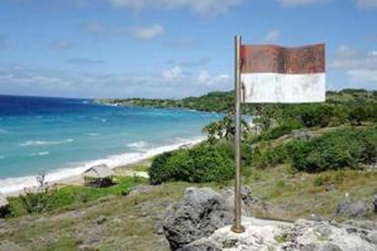 Bendera Merah Putih dari tembaga tertancap di pinggir Pantai Uhum, Desa Purpura, bagian utara Pulau Kisar, Kecamatan Pulau-pulau Terselatan, Kabupaten Maluku Barat Daya, Maluku. Kisar merupakan salah satu dari 92 pulau terluar Indonesia yang berbatasan langsung dengan Timor Leste. Foto diambil beberapa waktu lalu.