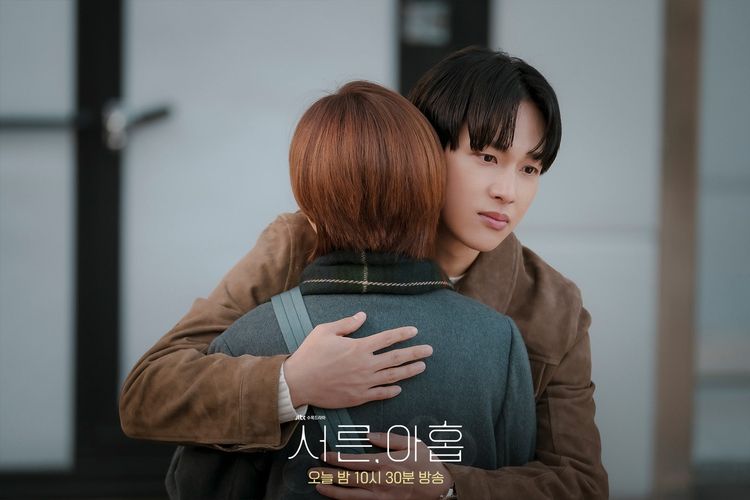 Penyanyi sekaligus aktor Im Siwan (menghadap depan) memeluk mantan guru aktingnya Jung Chan Young (diperankan Jeon Mi Do) dalam drama Thirty-Nine.