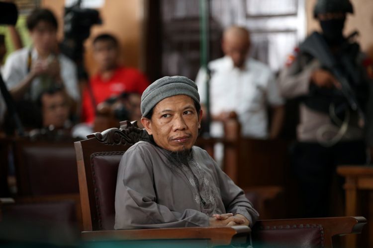 Terdakwa kasus teror bom Thamrin Aman Abdurrahman menjalani sidang di Pengadilan Negeri Jakarta Selatan, Jumat (18/5/2018). Ia dituntut hukuman mati oleh jaksa penuntut umum (JPU) karena dianggap sebagai pihak yang bertanggung jawab saat aksi teror di Jalan MH Thamrin, Jakarta Pusat, awal 2016.